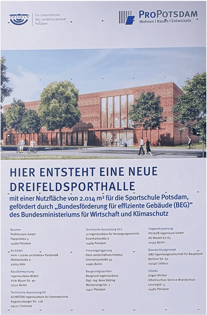 Ein Schild kündigt den Bau einer neuen Dreifeld-Sporthalle in Potsdam an. Es zeigt das moderne Backsteingebäude mit großen Glasfenstern und Passanten im Außenbereich. Die Namen der Partner und Sponsoren sind unten aufgeführt.